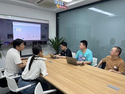 在“世界超市”遇見(jiàn)能“說(shuō)”各國(guó)語(yǔ)言的老板娘，義烏老板娘用數(shù)字化翻譯服務(wù)連接全球客商